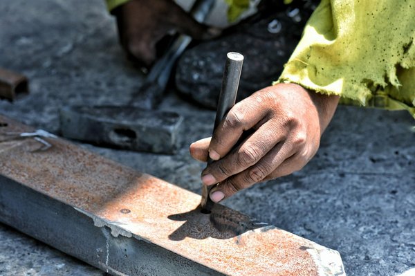 Comment faire un marquage micro-percussion sur du métal ? : les étapes du processus